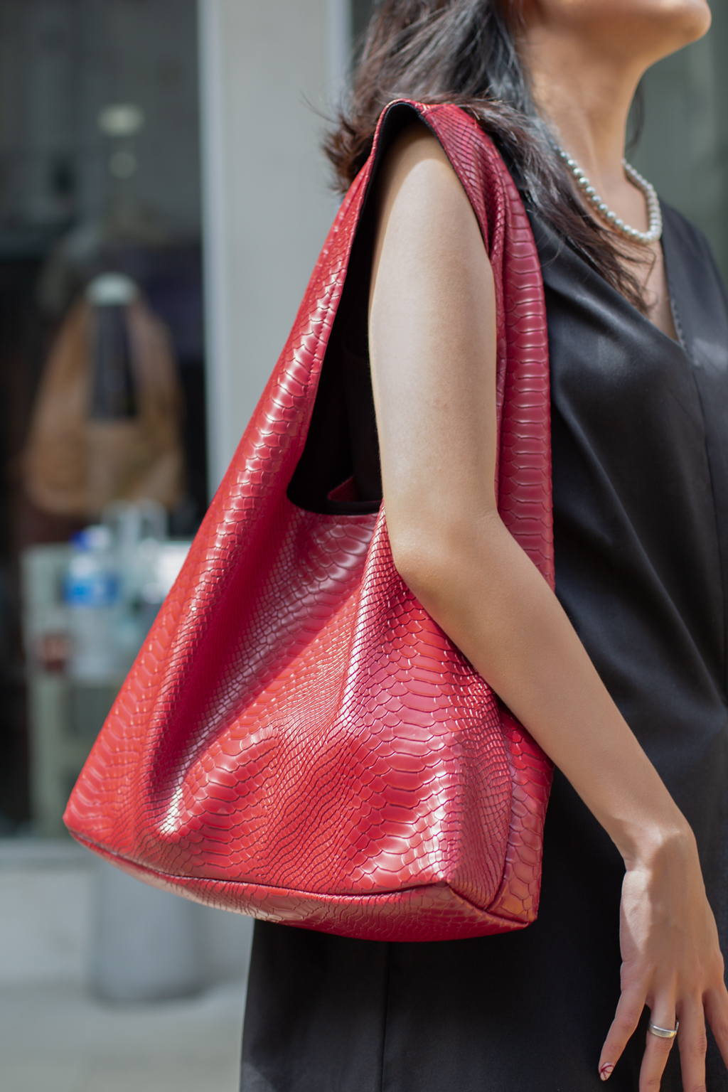 Fanya-Indonesian-Relationship_Manager-Top_shopatvelvet-Shoes_Superga-Bag_Limited_Studio-Sunglasses_KKV-Watch_Apple-UNIFORM-26012024-3