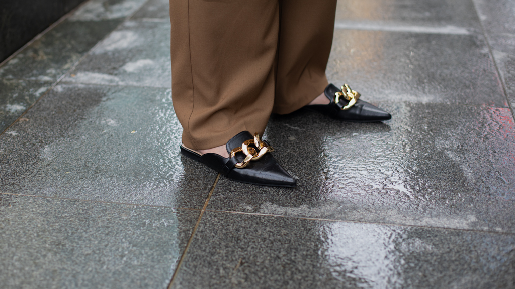 Stacey-Malaysian-Consultant-Shirt_Japan-Bottoms_Japan-Inner_Top_Zara-Shoes_Online-Bag_Europe-UNIFORM-19032024-4