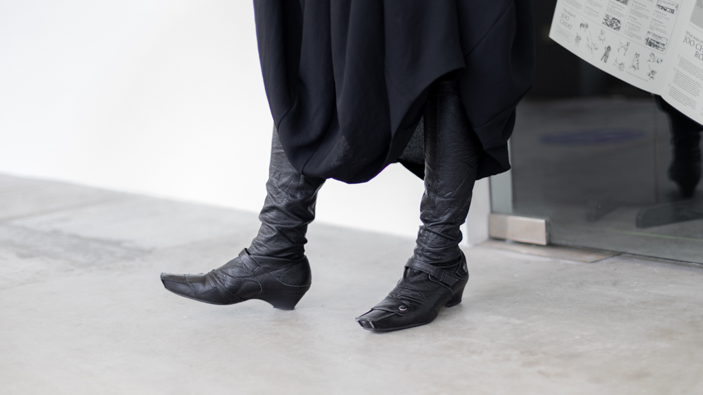 Zoe-Chinese-Sales_Manager-Bottoms_Comme_des_Garcons-Bag_Bvlgari-Earrings_Givenchy-Headphones_Bose-UNIFORM-26042024-1