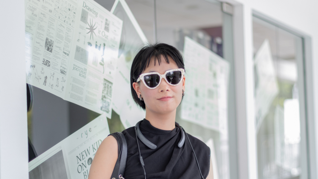 Zoe-Chinese-Sales_Manager-Bottoms_Comme_des_Garcons-Bag_Bvlgari-Earrings_Givenchy-Headphones_Bose-UNIFORM-26042024-2