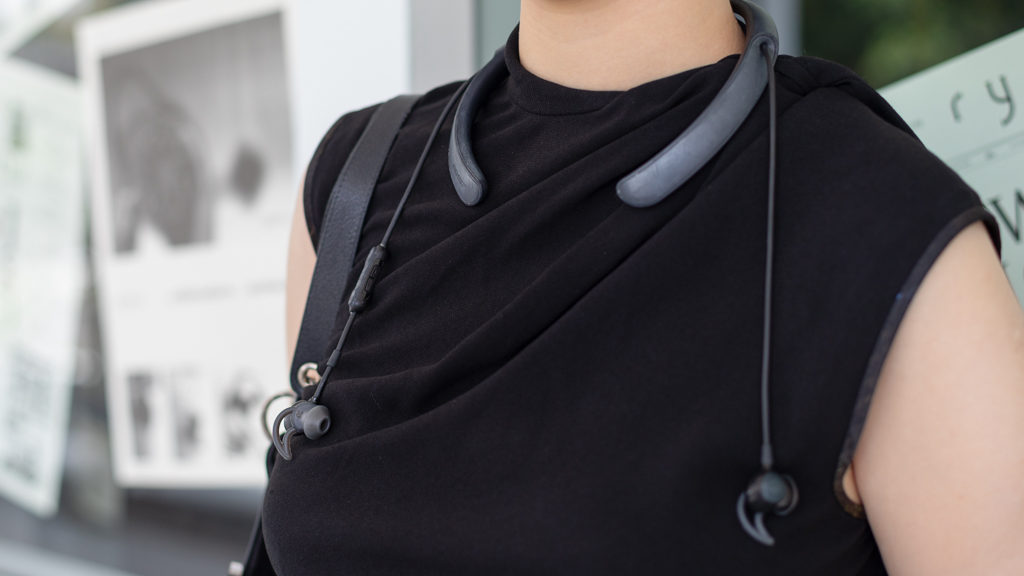 Zoe-Chinese-Sales_Manager-Bottoms_Comme_des_Garcons-Bag_Bvlgari-Earrings_Givenchy-Headphones_Bose-UNIFORM-26042024-4