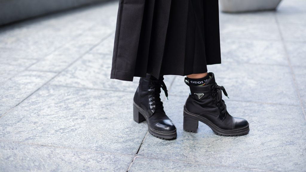 Charmaine-Singaporean-Regional_Brand_Ambassador-Tee_Mahaniyom_Cocktail_Bar-Bottoms_Hong_Kong-Shoes_Prada-Phone_Strap_Shopee-UNIFORM-23052024-5