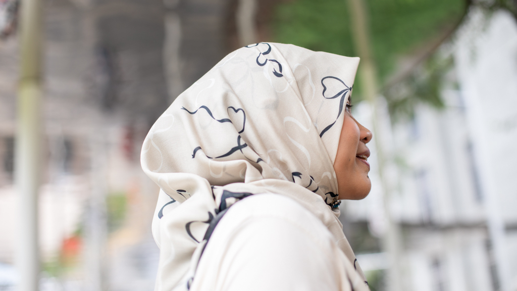 Nurwairah-Singaporean-Student-Shawl_Kain-Inner_shirt_UNIQLO-Dress_ASOS-Shoes_Dr_Martens-Bag_re.drmg-UNIFORM-23052024-3