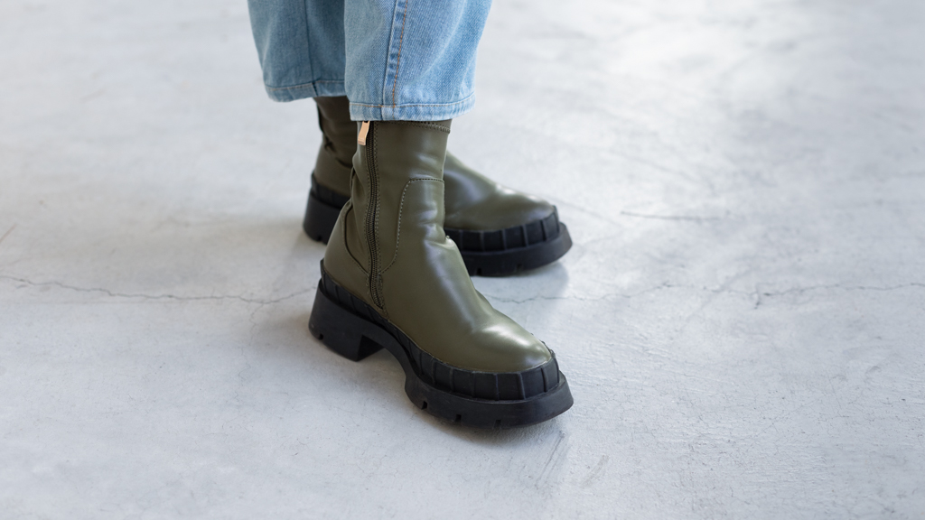 Michelle-Filipino-Content__Comms-Shirt_Phoebe_Bridgers-Jeans_ASOS-Boots_ASOS-Watch_Casio-Bag_MUJI-Headphones_Marshall-UNIFORM-14112024-2