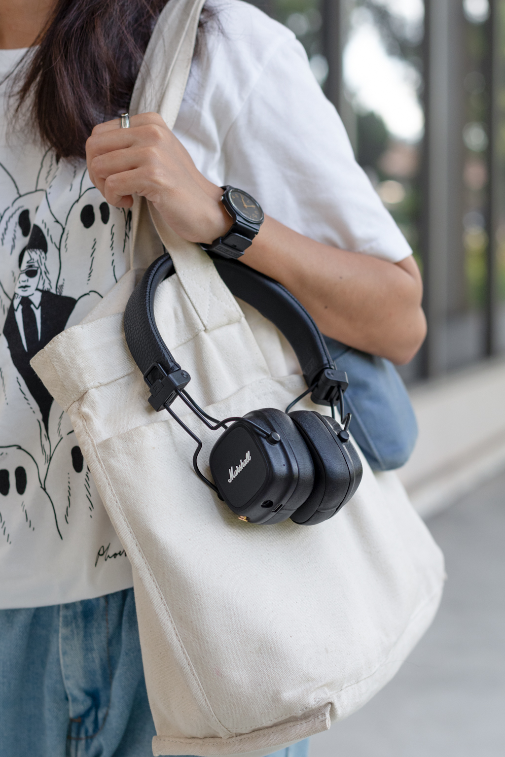 Michelle-Filipino-Content__Comms-Shirt_Phoebe_Bridgers-Jeans_ASOS-Boots_ASOS-Watch_Casio-Bag_MUJI-Headphones_Marshall-UNIFORM-14112024-3