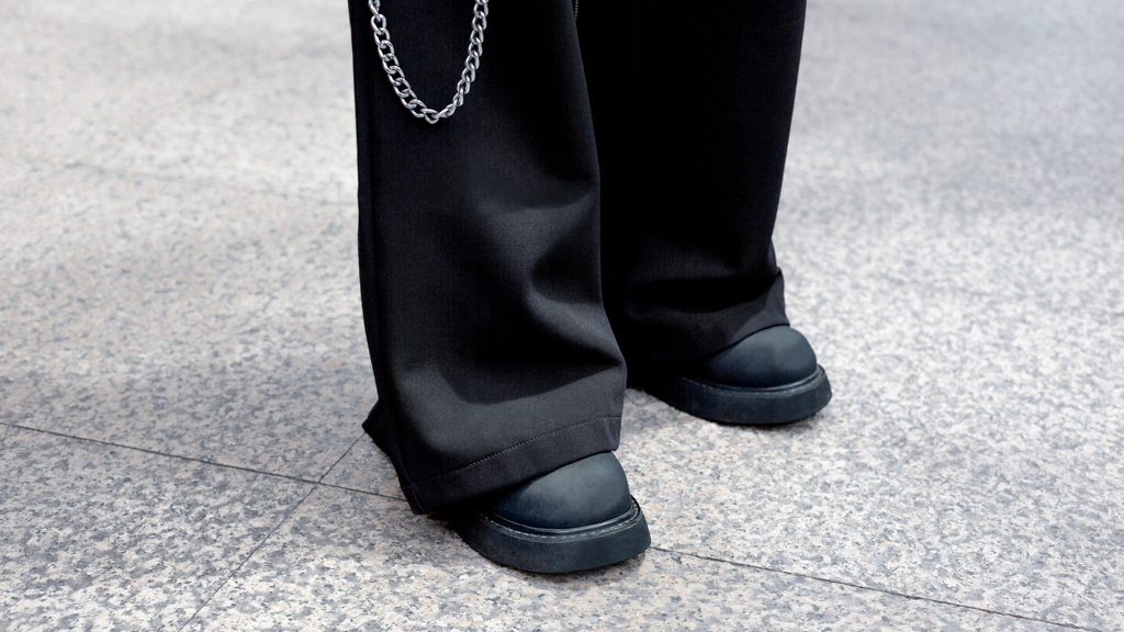 Ye_Feng-China-Trading-Bag_Taobao-Tie_SYTE_x_Junji_Ito-Belt_Taobao-Accessories_Poizon-UNIFORM-12092024-4