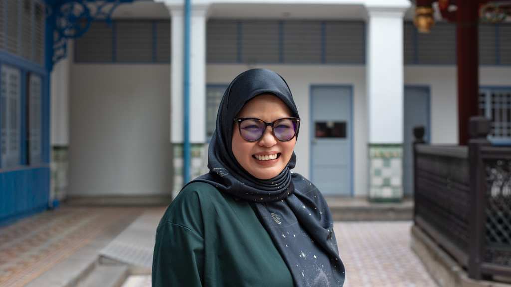 Norhazanah-Singaporean-Travel_Executive-Headscark_KL-Top_Thailand-Bottoms_Thailand-Shoes_Melissa-Glasses_Ray-Ban-UNIFORM-22112024-5