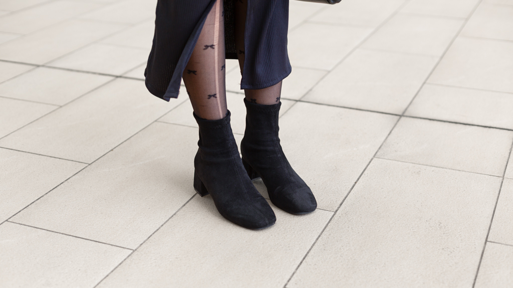 Jules-Vietnamese-Student-Outfit_NHA-HAI-CHAM-Dress_Vietnam-Shoes_Vietnam-Rings__Cuffs_Vietnam-Necklace_@ytopia.land-Glasses_Vietnam-UNIFORM-03042025-5