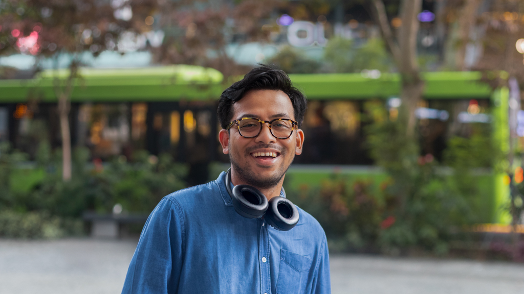 Ichwn-Indonesian-Top_WOOD_Menswear-Pants_MUJI-Shoes_Clarks-Watch_Casio-Headphones_Bose-Tote_Saint_Laurent-UNIFORM-03042025-1