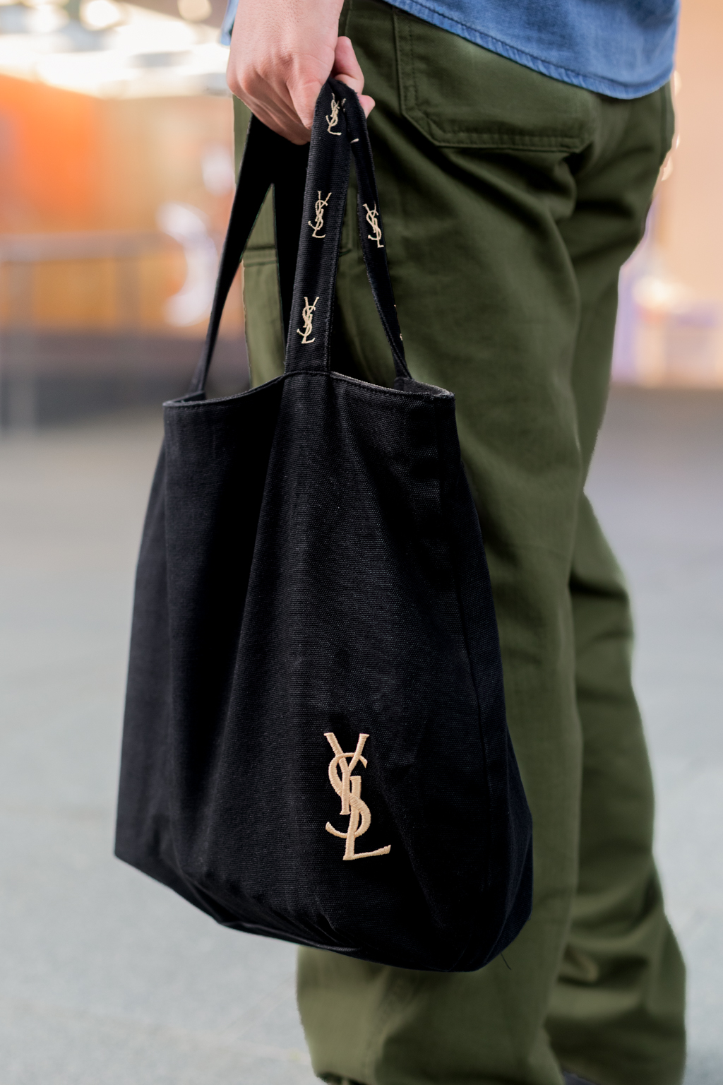 Ichwn-Indonesian-Top_WOOD_Menswear-Pants_MUJI-Shoes_Clarks-Watch_Casio-Headphones_Bose-Tote_Saint_Laurent-UNIFORM-03042025-4